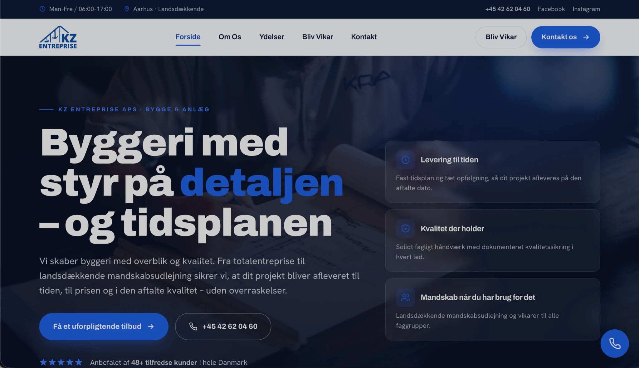Forsiden på desktop: Byggeri med styr på detaljen og tidsplanen, knapperne Få et uforpligtende tilbud og +45 42 62 04 60, Kontakt os i headeren, de tre løfter til højre og en flydende telefonknap