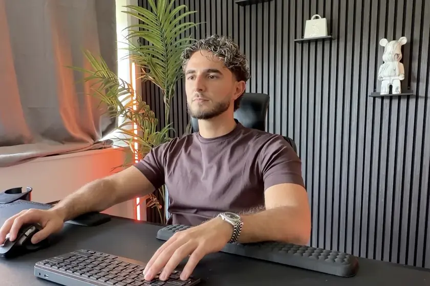 Alex Sabah ved skrivebordet hos Numu Media